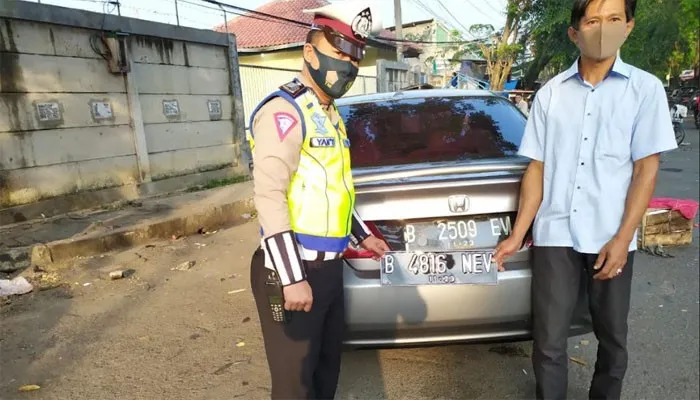 personil satlantas Polres Lebak melakukan penindalan terhadap pengendara yang tidak menggunakan plat nomor sesuai STNK (yusuf)