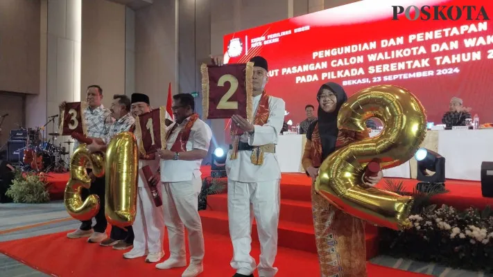 Tiga paslon Pilkada Kota Bekasi mendapatkan nomor urut dari KPU Kota Bekasi di Harris Summarecon Bekasi, Senin, 23 September 2024. (Poskota/Ihsan Fahmi)