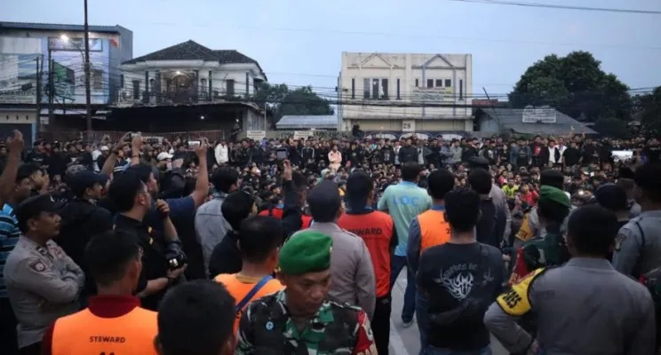 : Kericuhan suporter di Stadion Indomilk, Kelapa Dua, Kabupaten Tangerang. (Foto/ist)