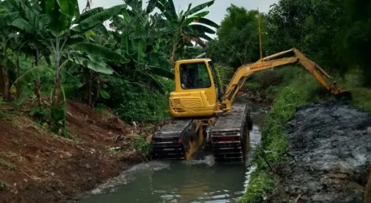 Pengerukan embung danau di perumahan Aryana Kelurahan Suka Bakti kecamatan Curug. (Foto/ist)