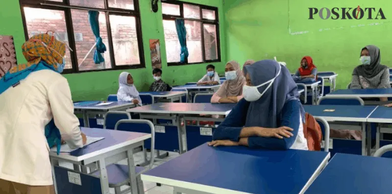 Kegiatan PTM di SMPN 2 Bekasi pada Senin (22/3/2021). (foto: dok poskota)