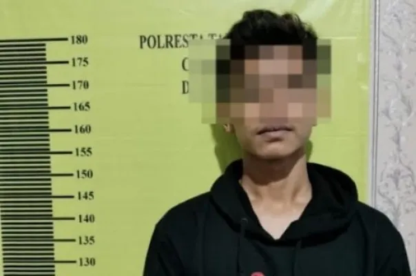 Pelaku saat diamankan polisi. (Foto/ist)