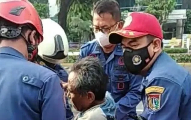 Seorang ODGJ sedang dievakuasi petugas Gulkarmat usia terperangkap di pembatas jalur sepeda (ist)