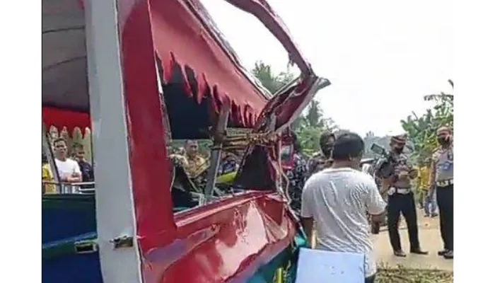 Kereta api tabrak odong-odong di Serang. (Twitter/@FeryNdut1)