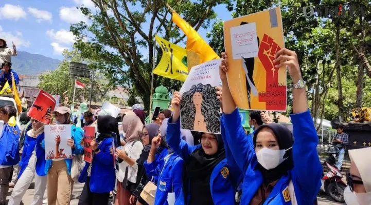 Mahasiswa PMII saat demo Gedung DPRD Pandeglang. (Samsul Fatoni).