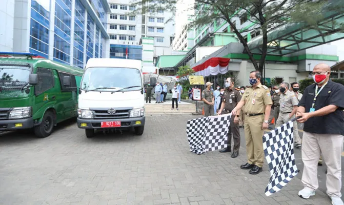 Walikota Jakarta Utara, Ali Maulana Hakim saat melepas kendaraan pendistribusian tabung oksigen. (Foto/PemkotJakut)