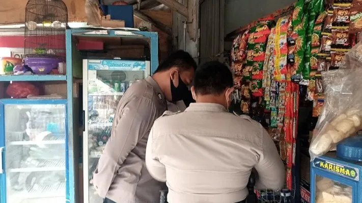 Petugas kepolisian sedang melakukan olah TKP aksi Pembegalan di warung milik Wardah dan Aksan di Jalan KH Noer Ali, Kelurahan Bahagia, Kecamatan Babelan, Kabupaten Bekasi, Kamis (19/08/2021) Pagi.