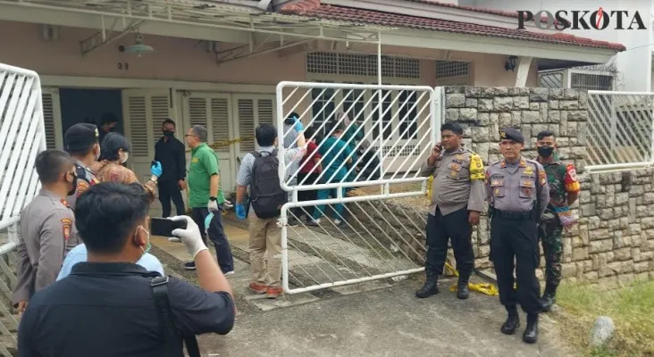 Jalannya olah TKP Tim Gabungan PMJ di rumah korban ibu dan anak di Cinere dijaga ketat personil samapta. (Angga)