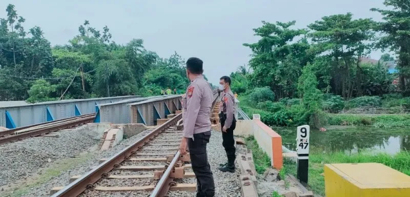 Petugas kepolisian saat memantau kondisi Perlintasan Kereta api di kampung Pulo, Cikarang Utara. (Ist).