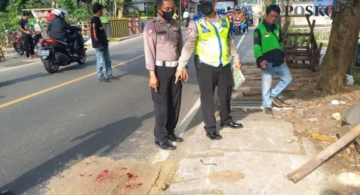 Petugas Laka Satlantas Polres Metro Depok melakukan olah TKP di lokasi kejadian Laka Lantas mengakibatkan korban pengendara motor tewas. (Angga)