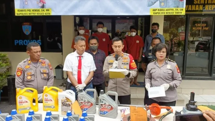 Jajaran Polres Metro Bekasi Kota dan Polsek Bekasi Timur, Saat ungkap kasus penjualan oli palsu. Senin (29/8/2022). Siang. (Ihsan Fahmi).