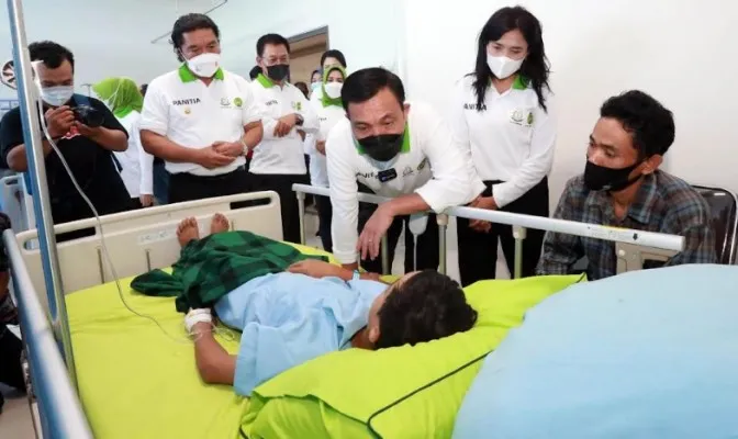 Pj Gubernur Banten Al Muktabar dan Kajati Banten Leonard Eben Ezer Simanjuntak saat  meninjau pelaksanaan Operasi Katarak dan Hernia di RSUD Banten, Sabtu (24/9/2022). (ist)