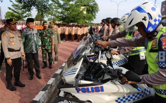 Kapolres Serang AKBP Wiwin Setiawan mengecek kesiapan kendaraan yang akan digunakan pada operasi lilin 2023. (ist)