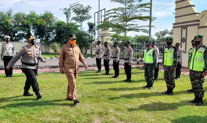 Wakil Bupati Serang, Pandji Tirtayasa didampingi Kapolres Serang saat memeriksa personil pada apel gelar pasukan Operasi Lilin Maung 2021, Polres Serang terjunkan 138 personil. (Foto.polresserang)