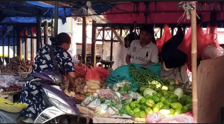 Seorang warga tengah membeli sayur mayur di pasar baru bekasi beberapa waktu lalu. (Ihsan Fahmi).