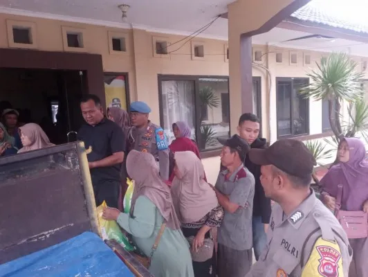 Tim Satgas Pangan saat menggelar operasi pasar di Mapolsek Cikande, Kabupaten Serang. (Istimewa)