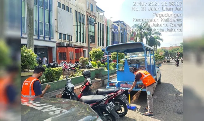 Nekat tidak memakai masker, puluhan warga di Kalideres Jakbar kena tindak petugas. (Foto/satpolppjakbar)