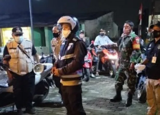 Anggota tiga pilar Polsek Sawangan menggelar operasi yustisi dan melakukan swab acak kepada warga tidak bermasker (angga)