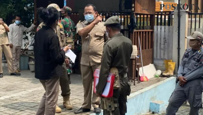 Personil satpol pp menyatroni penghuni rumah kontrakan dan mengamankan puluhan pendatang tak berijin. (haryono)