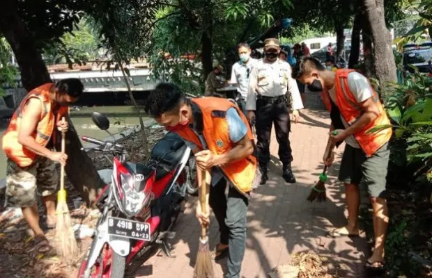 Polsek Tambora gelar operasi yustisi di pertigaan Jalan Rusun Angke, Tambora, Jakarta Barat. (Ist).