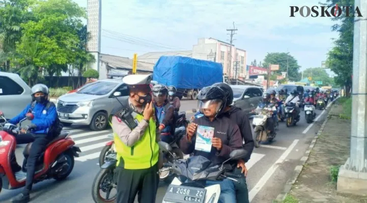 Anggota Satlantas Polresta Tangerang saat memberikan imbauan kepada pengguna jalan yang tidak menggunakan masker. (Veronica)