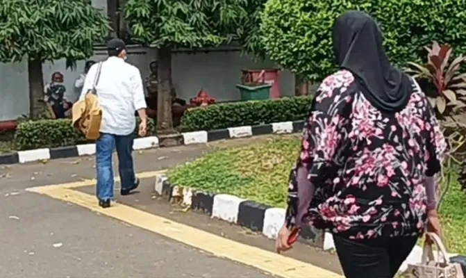 Kedua orang tua Gaga Muhammad kabur dari media di Pengadilan Negeri Jakarta Timur setelah anaknya dituntut 4 tahun 6 bulan pada Selasa (4/1/2022). (Foto/roma)