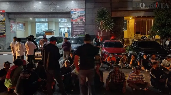 Terlibat pertikaian, dua kelompok ormas digelandang ke Mapolda Metro Jaya.(Adam)