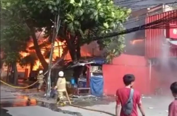 Kebakaran melanda pabrik cat di kawasan Penjaringan, Jakut. (Ist)