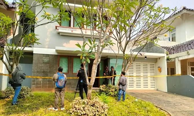 Bau menyengat dari rumah mewah yang menjadi pabrik sabu Karawaci. (Foto/polresmetrojakbar)