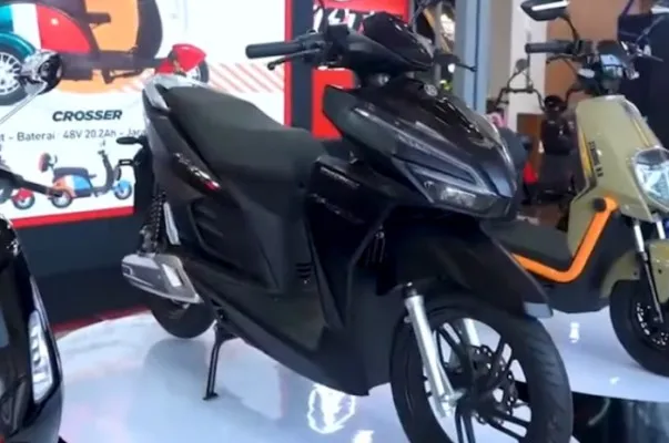 Motor listrik Pacific Whizz punya tampilan mirip Honda Vario. (Tangkap Layar YouTube/Berita Otomotif)