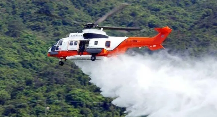 Helikopter memadamkan kebakaran hutan di Sumtera Selatan,(BNPB)