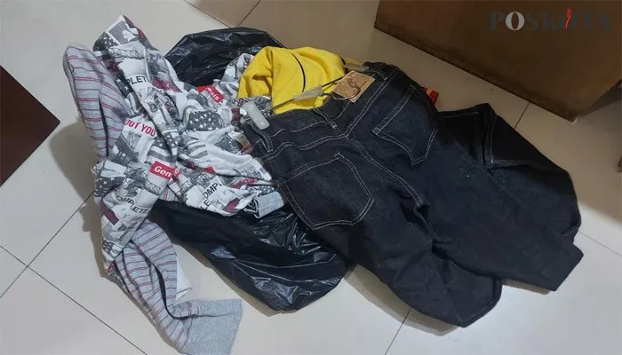 Barang bukti pakaian yang telah dicuri dua pelaku. (Angga)