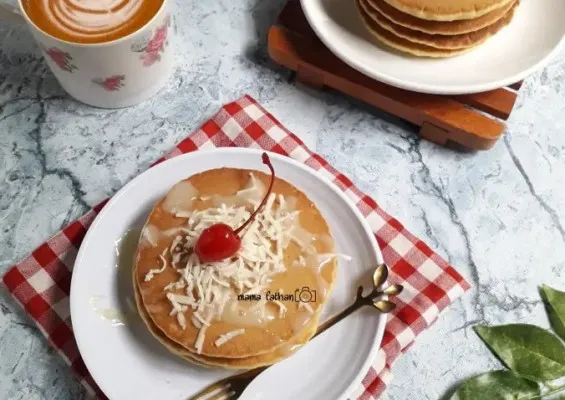 Ini dia resep pancake simpel teflon yang mudah dibuat agar mendapatkan hidangan lezat dan mengenyangkan. Ide sarapan sat set ni! (Cookpad/@mamafathan)