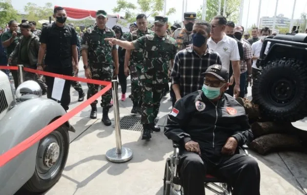 Kasad Jenderal TNI DR. Dudung Abduracman, S.E.,M.M dan sesepuh masyarakat Bandung serta Kodam III/Slw Letjen TNI (purn) Solihin GP kunjungi pameran Inovasi Otomotif Kodam lll/Slw.(Ist)