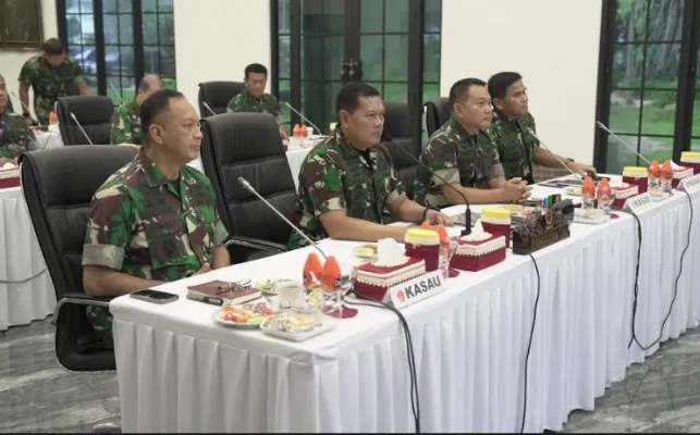 Panglima TNI Laksamana TNI Yudo Margono S.E., M.M. dalam pengarahannya ke Pejabat Utama Mabes TNI.(Ist/Puspen)