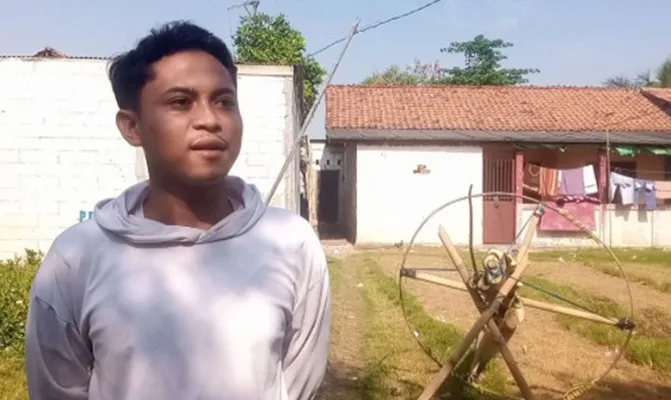 Mario (20) warga Desa Babelan, Kecamatan Babelan, saat didepan pohon pisang dilahan yang akan dijadikan panjat pinang dan lomba 17 Agustus 2021. (Foto/fahmi)