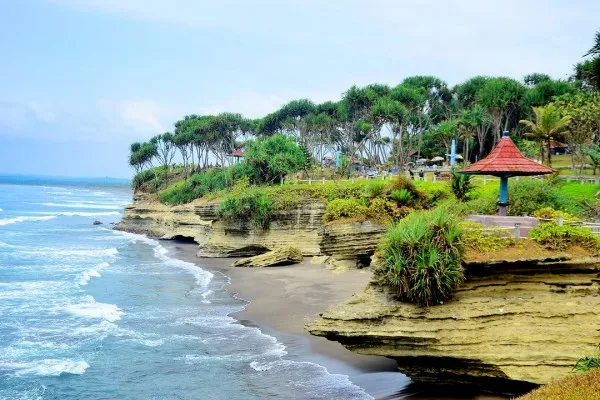 Berikut 7 Rekomendasi Wisata Pantai yang Terkenal di Pangandaran, Cocok untuk Melepas Kepenatan Selama Libur Tahun Baru 2024. Foto: Instagram/pantai_batuhiu