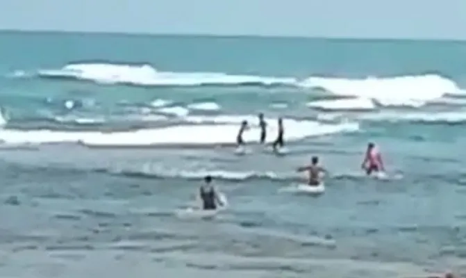 Penyelamatan kedua wisatawan yang hilang terseret ombak di Pantai Kelapa warna, Cihara (Foto/tangkapanlayarvideo) 