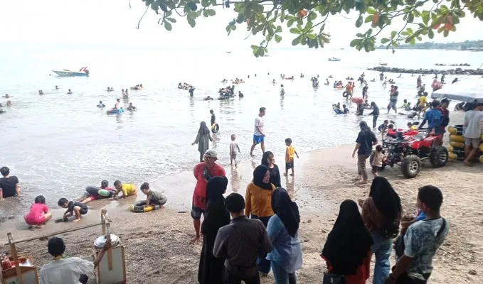 Ratusan wisatawan saat berlibur di Pantai Lagundi Carita Pandeglang pada libur Lebaran Idul Fitri 2024. (Poskota.co.id/Samsul Fathony)