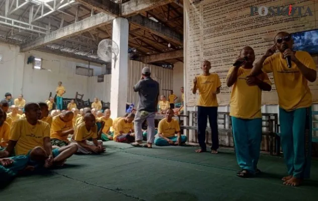 Puluhan ODGJ di Yayasan Jamrud Mustikasari Mustikajaya Bekasi. Yayasan ini menyediakan ruang khusus untuk caleg yang depresi kalah di Pemilu. (foto: Poskota/Ihsan Fahmi).