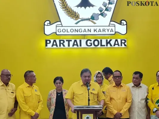 Ketua Umum Partai Golkar, Airlangga Hartanto saat mengumumkan pendamping Bobby Nasution untuk Pilgub Sumut dalam Rapat Pleno di Kantor DPP Golkar, Palmerah, Jakarta Barat (Jakbar) pada Rabu, 10 Juli 2024, malam. (Poskota.co.id/Pandi Ramedhan)