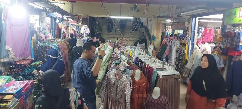 Pengunjung mulai berdatangan ke Pasar Cipulir Kebayoran Lama, Jakarta Selatan untuk mencari baju lebaran. (Poskota.co.id/Angga Pahlevi)