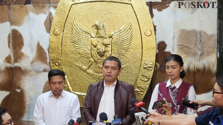 Ketua KPU DKI Jakarta, Wahyu Dinata saat menyampaikan terkait hasil perolehan suara calon Gubernur-Wakil Gubernur Jakarta yang dimenangkan Pramono-Rano Karno.. (Poskota/Pandi Ramedhan)