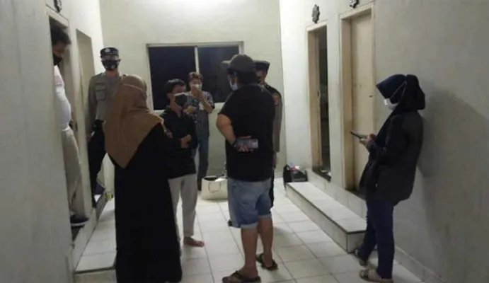 Petugas menggeledah hotel teratai rangkasbitung (ist)