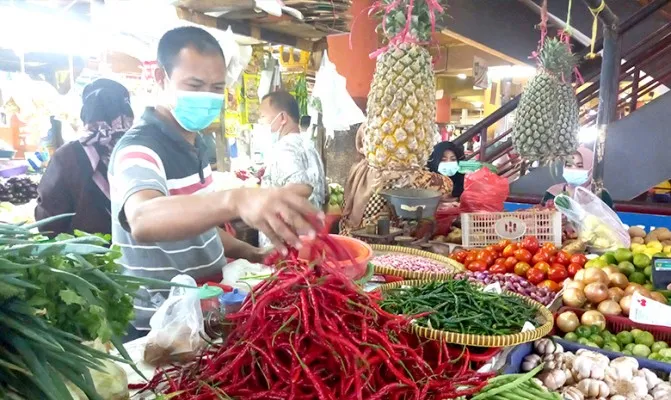 Opang (41), pedagang sayur mayur di pasar Tomang Barat, Grogol Petamburan, Jakarta Barat. (Pandi)