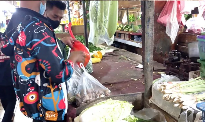 Penggunaan kantong plastik sekali pakai masih banyak ditemui di pasar Tomang Barat, Grogol Petamburan, Jakarta Barat. (Foto/Pandi)