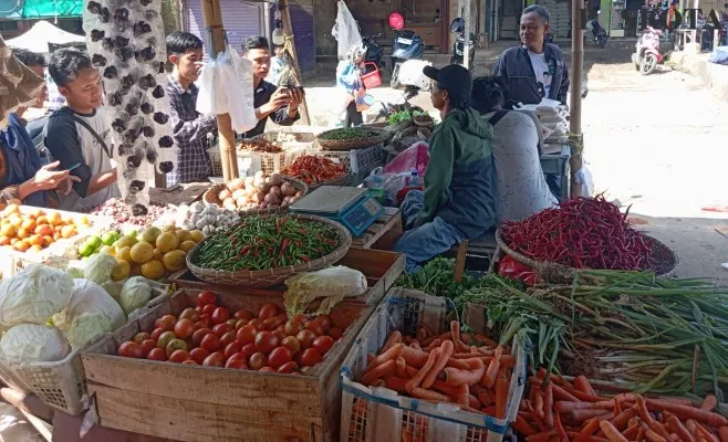 Para pedagang sayuran di Pasar Badak Pandeglang saat melayani konsumen. (Poskota.co.id/Samsul Fathony)