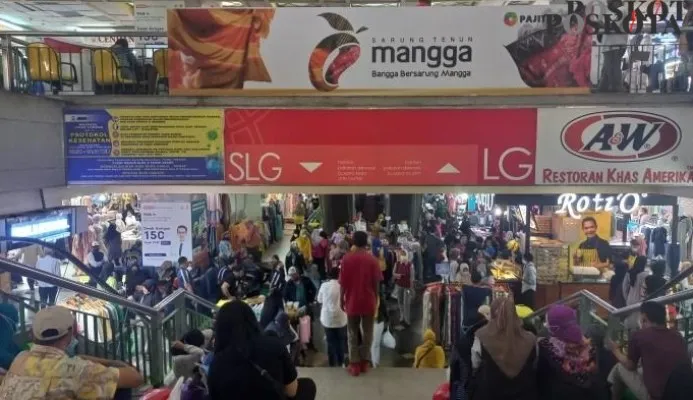 Pasar Tanah Abang Blok A, Jakarta Pusat kembali menggeliat, Minggu (6/3/2022). (pandi ramedhan)