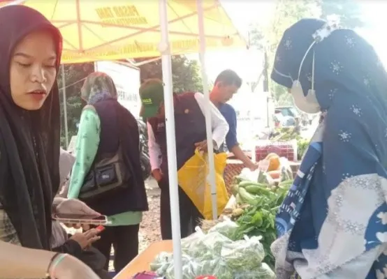 Warga Lebak saat belanja sembako di pasar tani. (Foto: Ist).