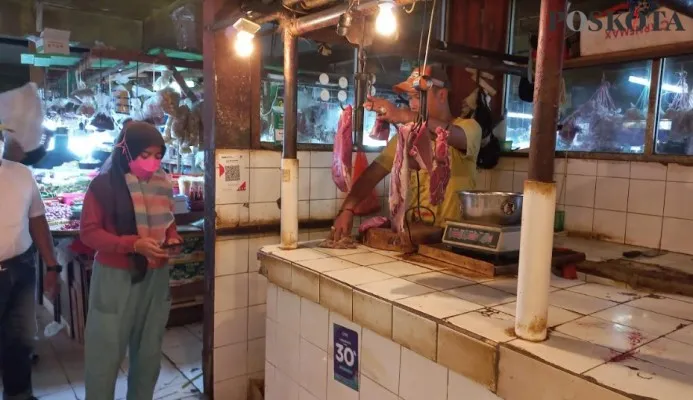 Pedagang daging sapi di pasar Tomang Barat, Grogol Petamburan, Jakarta Barat. (Pandi)